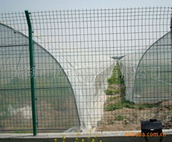 美观实用型三角折弯护栏网 小区与机场防护的优选方案